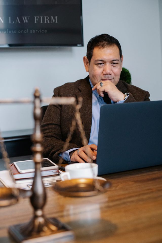 Abogado trabajando en un despacho