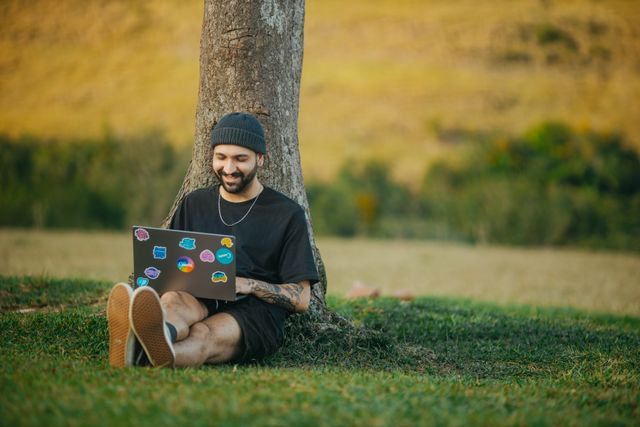 Freelance gestionando sus facturas desde el ordenador