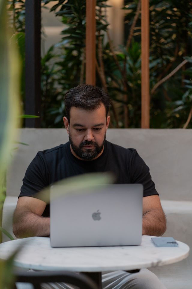 Freelance revisando el estado de sus facturas y cobros